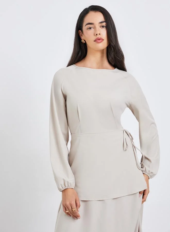 ستايلي فستان طويل بتفاصيل أربطة